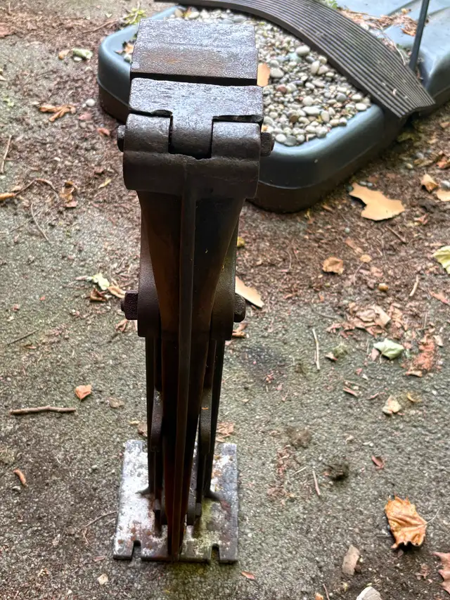 Vintage A B Jardine Farrier number 2 foot vise circa 1870 in Arts & Collectibles in Hamilton - Image 6