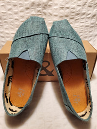 outside slippers grey/blue color size 7-8