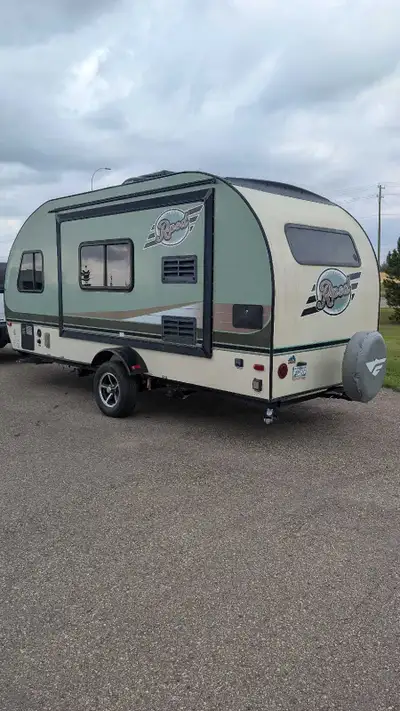 2016 R-pod RP179 with a spacious slideout. Very lightweight, easy to tow. Features: Slide-out with U...