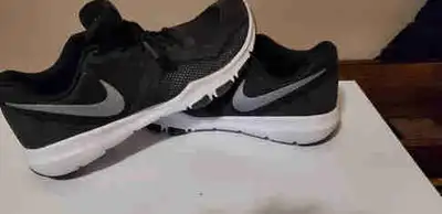 Nike crosstrainers M9.5 w, View more
