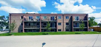 2 Bedroom Apt in clean/quiet Building (Uxbridge)-Util. incl.