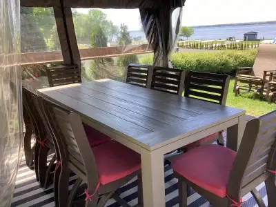 - Table rectangulaire en TECK de grande qualité. Parfaite pour 8 personnes. Les pattes sont robustes...