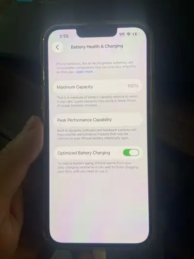 iPhone 13 très tres tres peu servi. Batterie 100% comme neuve. Petite fissure tres discrete sur l’éc...