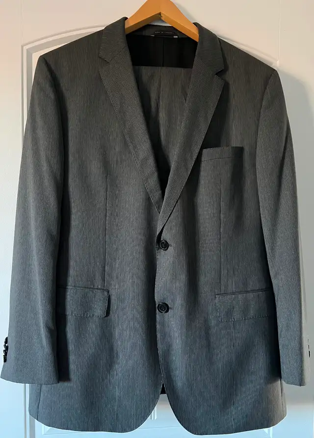 Hugo Boss Men’s Suit 44R –  with Pocket Square and Garment Bag in Men's in St. Albert - Image 3