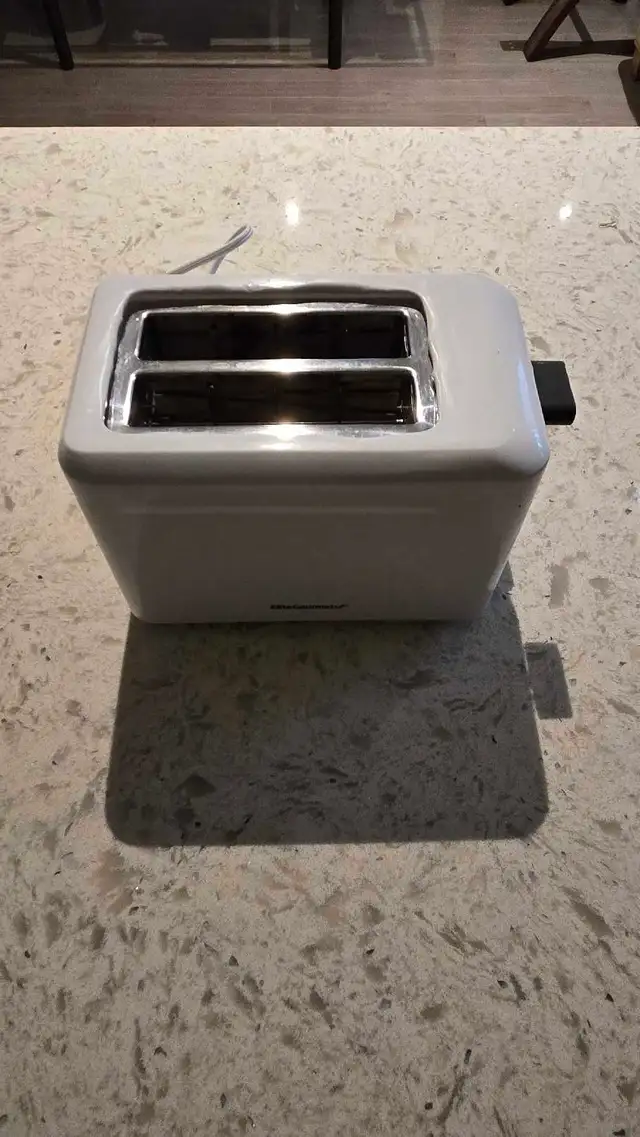 White toaster in Toasters & Toaster Ovens in Markham / York Region - Image 2