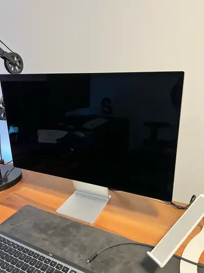 Apple Studio Display - Standard glass, tilt mount, View more