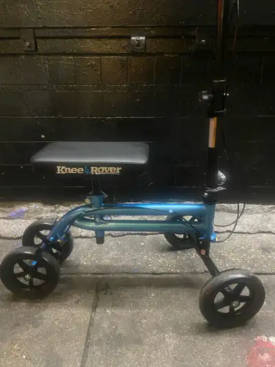 Like new This pre-owned KneeRover knee scooter is in good condition, offering a stable and mobile al...