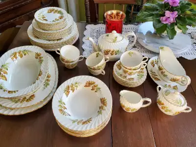 Aynsley China Set includes: Dinner plates X7 Salad plates X7 Bread and butter plates X8 Bowls X8 Tea...