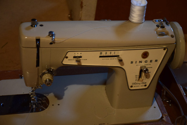 Singer Model 237 Sewing Machine in Hobbies & Crafts in Oshawa / Durham Region - Image 3