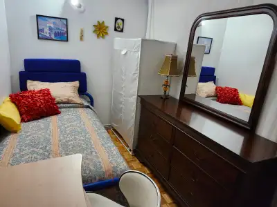 Salut! Salam Alaykume! Je suis une femme, louant une chamber privée meublée d'un lit simple, Commode...