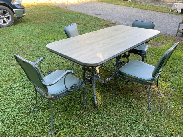Vintage Cast Aluminum Table with 4 Chairs $500 in Patio & Garden Furniture in Trenton