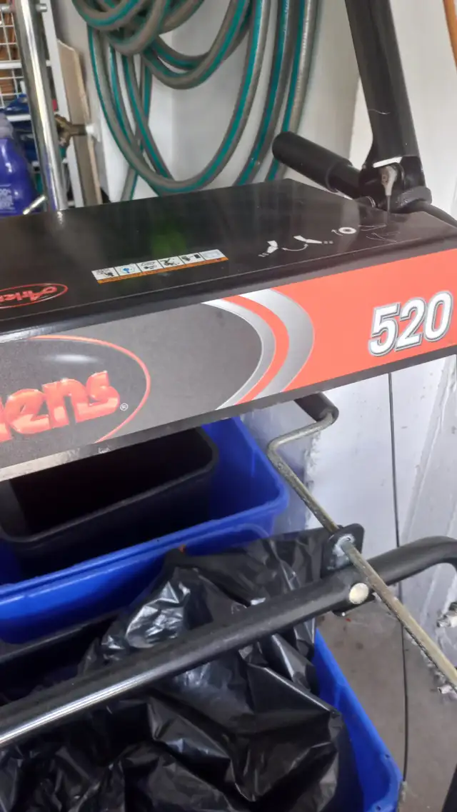 Snow blower in Snowblowers in Markham / York Region - Image 3