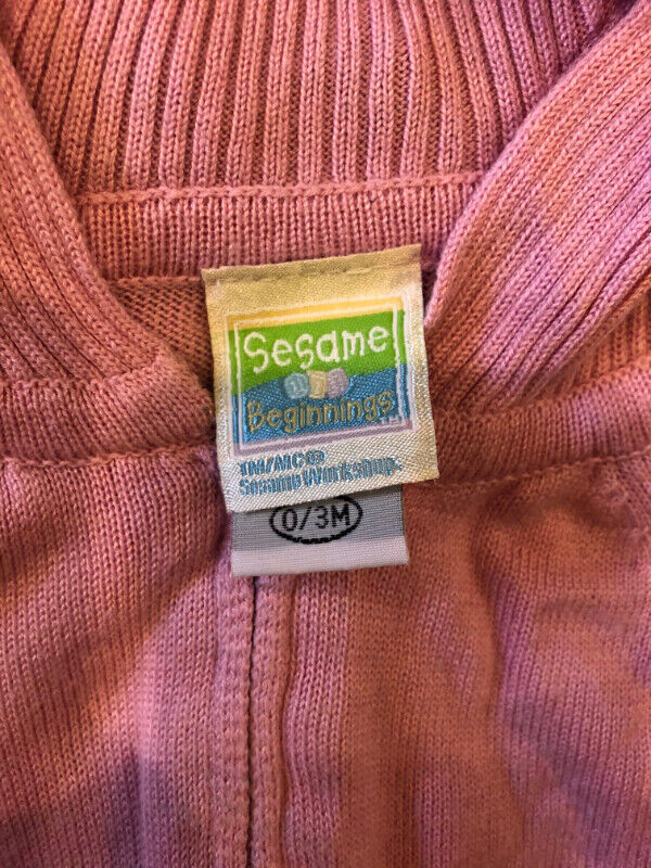 Girls pink zip up Sweater by Sesame Street - EUC 0-3 mths dans Vêtements - 0 à 3 mois  à Calgary - Image 3