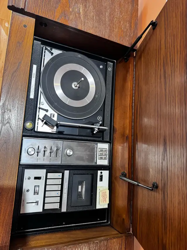 Electrohome Console Stereo in Stereo Systems & Home Theatre in Mississauga / Peel Region - Image 5