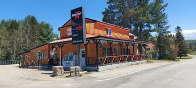 À VENDRE – BÂTISSE COMMERCIALE/ RESTAURANT AVEC STATION-SERVICE, View more