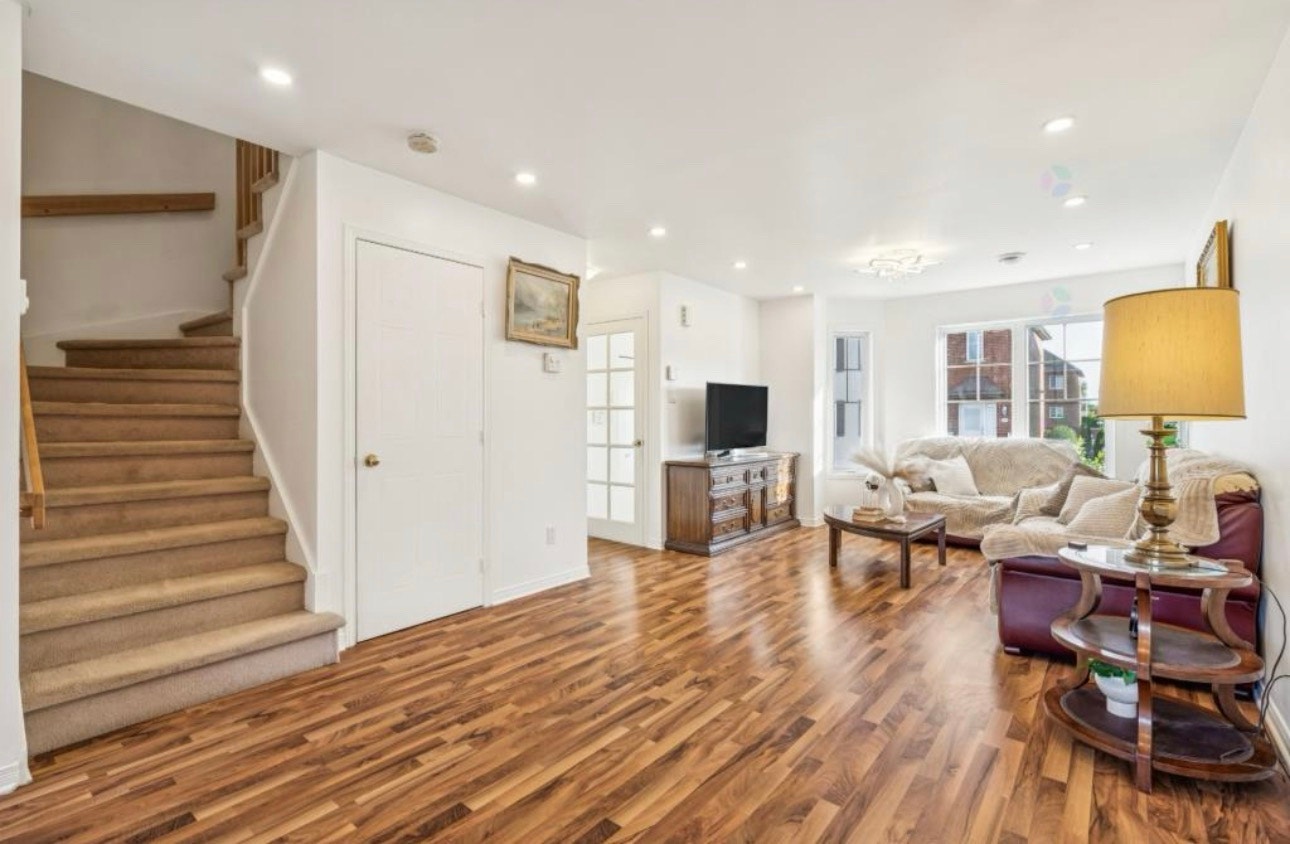3-Bedroom Condo Townhouse in Brossard — Steps from RE — photo 2