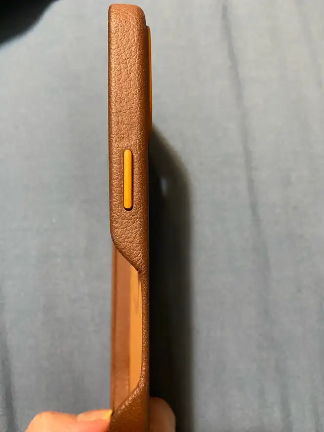 iPhone 16 case Leather OtterBox Symmetry, screen protectors in Cell Phone Accessories in Kingston - Image 5