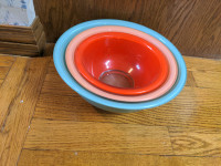 Vintage pyrex mixing bowls