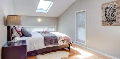 Private upper-floor bedroom available + Private bathroom in a 2-storey House located in the Cawthra/...