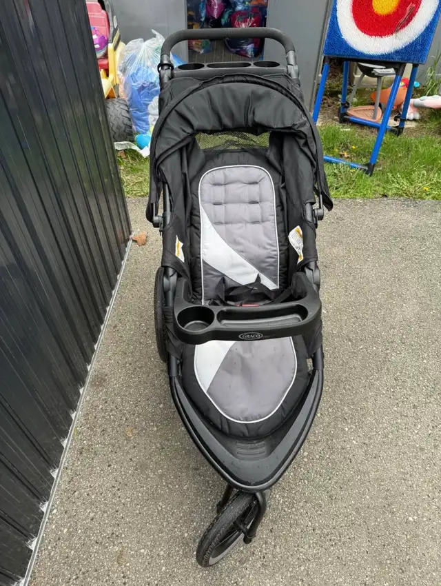 Stroller505833870234767361