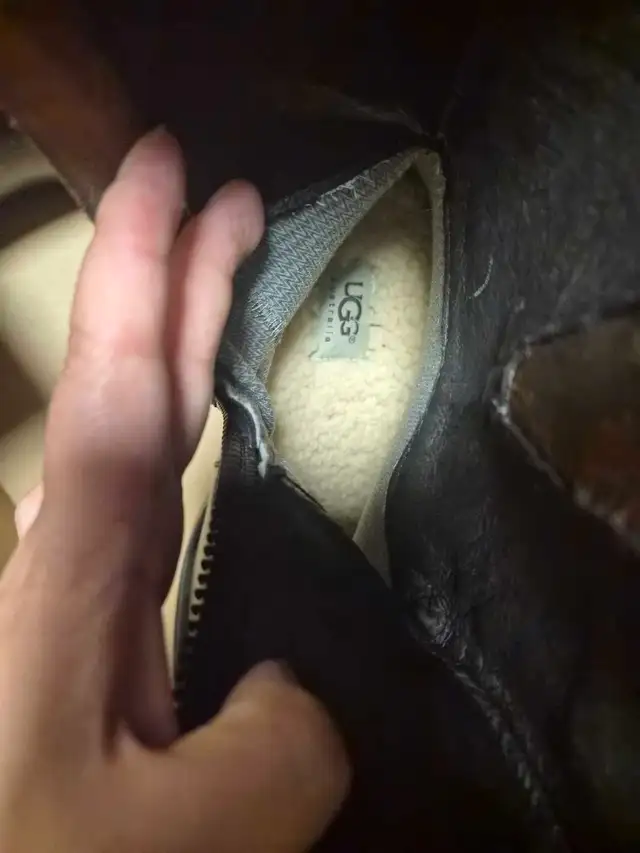 UGG Boots Men size US 9.5 in Women's - Shoes in Markham / York Region - Image 4