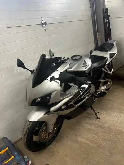 2004 CBR1000rr $8000obo. 23999km SERIOUS INQUIRES ONLY PLEASE. I will only negotiate price in person...
