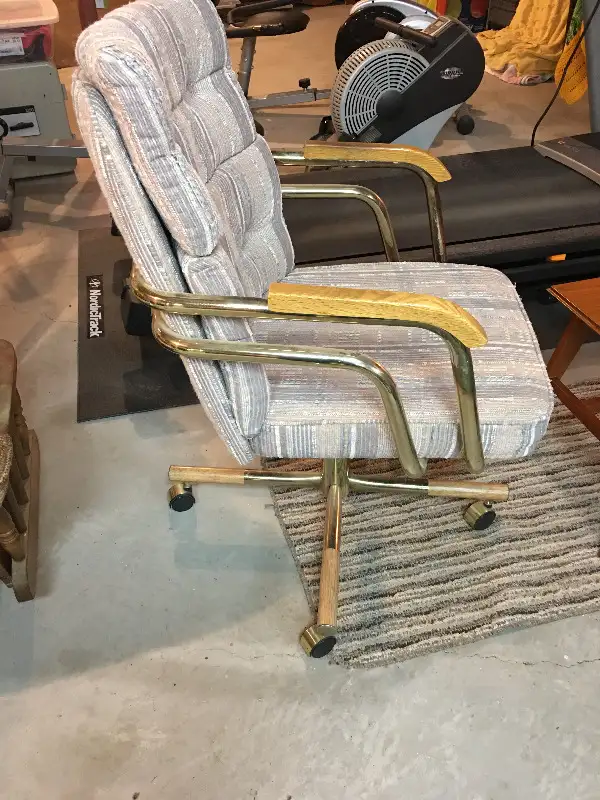 NEW PRICE -- -- Swivel Arm Chair in Chairs & Recliners in Napanee - Image 3