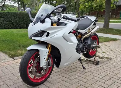 2022 Ducati Supersport 950S Odometer - 25212 kms Full Akrapovic Titanium Exhaust -Ducati race tune -...