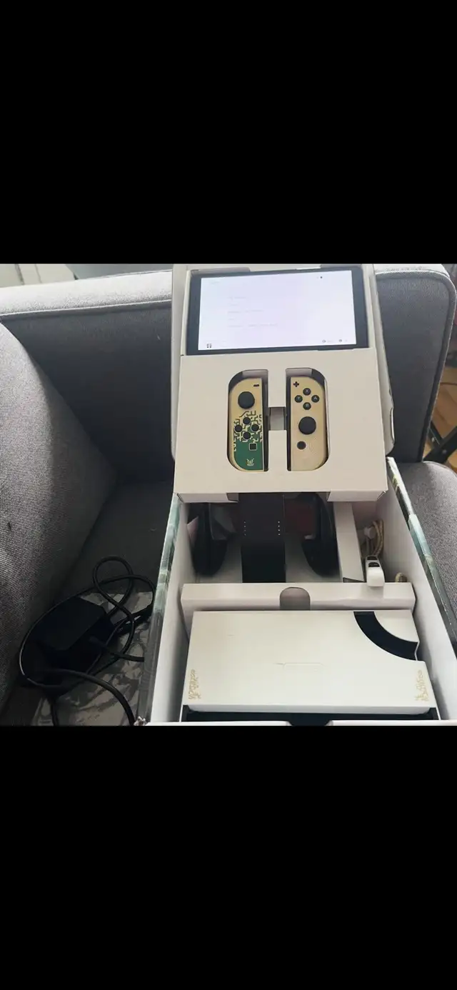 Nintindo Switch OLED Zelda édition + pro controller in Nintendo Switch in City of Montréal - Image 5