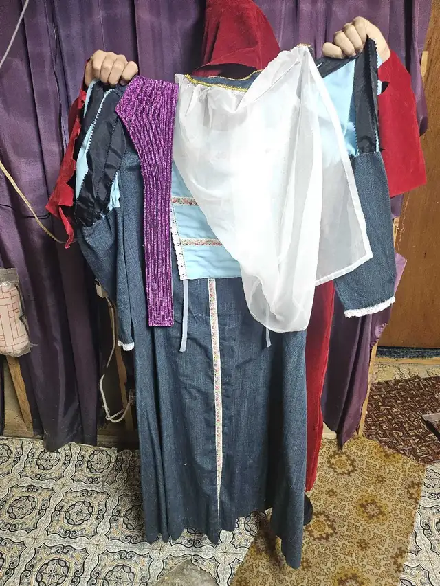 Costume robe médiévale medium in Costumes in Sherbrooke - Image 4