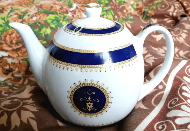 HAMID PORCELAIN COFFEE/TEA POT GOLD GILT in Kitchen & Dining Wares in Mississauga / Peel Region - Image 2