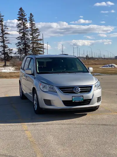 -Comfortable van -7 seater -Rear view camera -Automatic doors -3.6-liter V-6 -Put in a brand new bat...