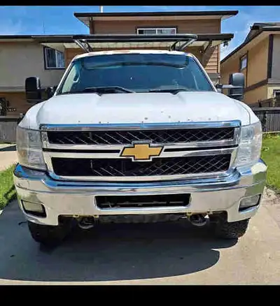 Work truck ready for the job (roof rack already installed) Automatic start Great tires Previous flee...