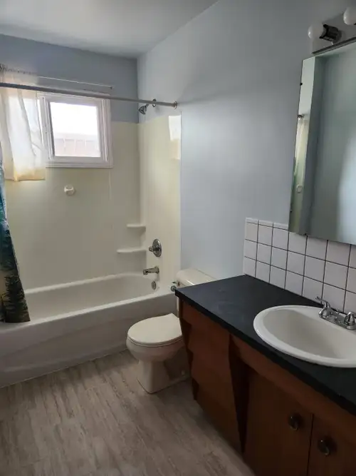 Bright well maintained main floor - Close to Lions Park LRT, SAIT, North Hill Mall and UfoC - Spacio...