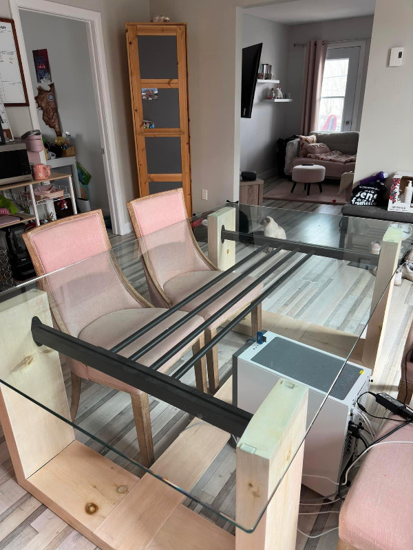 table de cuisine en vitre dans Mobilier de salle à manger et cuisine  à Granby