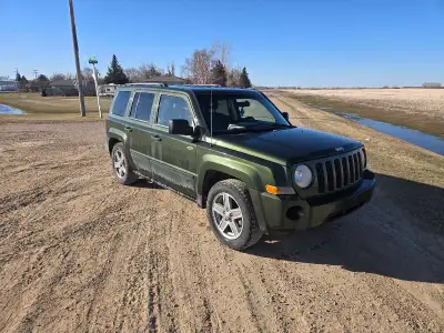 2008 Jeep Patriot 2.4L 274,xxx km AWD with 4wd lock LED head light bulbs 2 sets of wheels and tires....