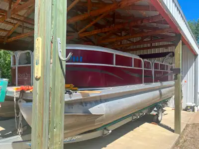 2010 FOREST RIVER 522 CR Southbay Pontoon Boat with 90 Evinrude Motor and EZ Loader trailer. Due to...