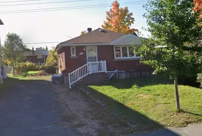 3 large rooms available for rent in a single house on Erindale Drive, Ottawa. Highlights: • Walking...
