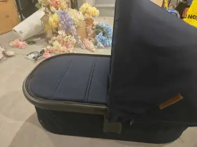 Uppababy Vista V2 Bassinet Never used. , View more