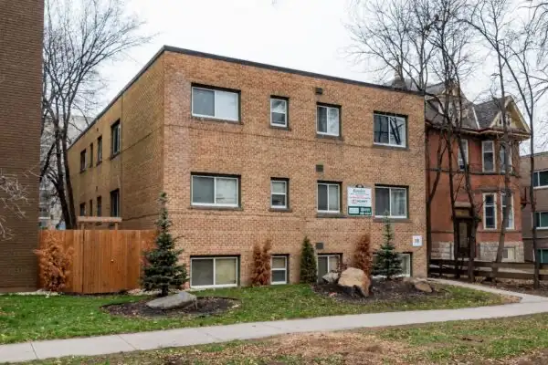 Bachelor suite on Hargrave-Sublet