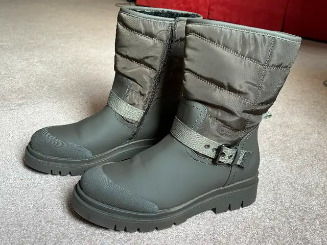 Winter boots waterproof size 11 warm like new63005665686275121