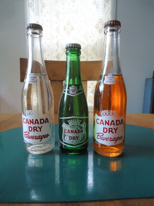 2 Canada Dry 1950 Full Bouteilles Old Bottles Ginger dans Art et objets de collection  à Ville de Québec - Image 2