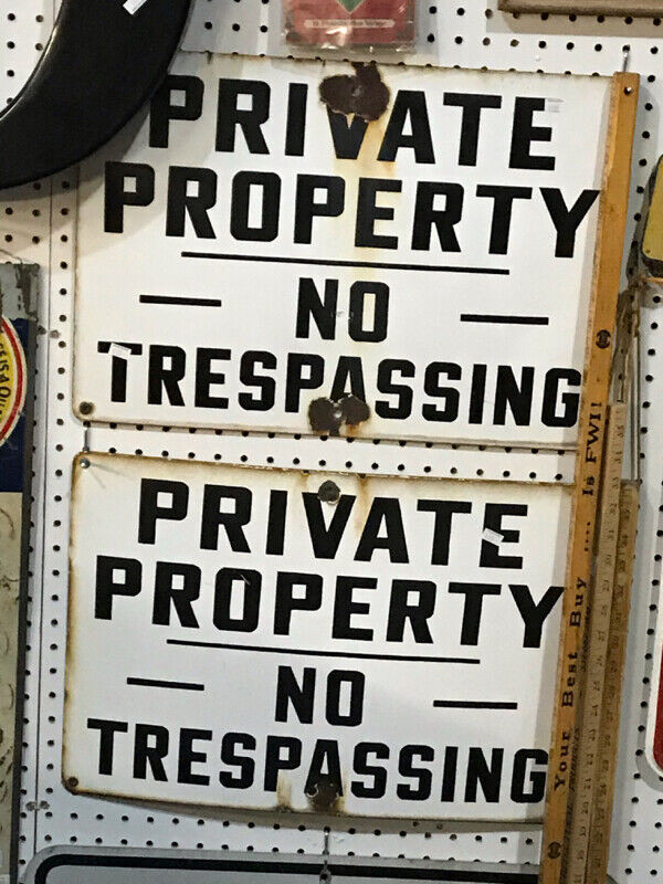 4 VINTAGE NO TRESPASSING SIGNS - PORCELAIN WOOD HEAVY STEEL in Arts & Collectibles in Mississauga / Peel Region - Image 4