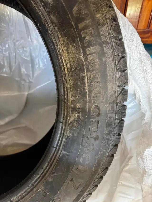 3 pneus hiver Continental Viking contact 7 275/50/R20 113t XL in Tires & Rims in Rimouski / Bas-St-Laurent - Image 3