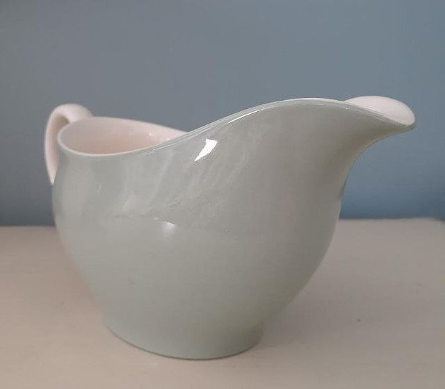 Vintage Wedgwood Barlaston Green England Gravy Boat - retired in Arts & Collectibles in Markham / York Region - Image 3