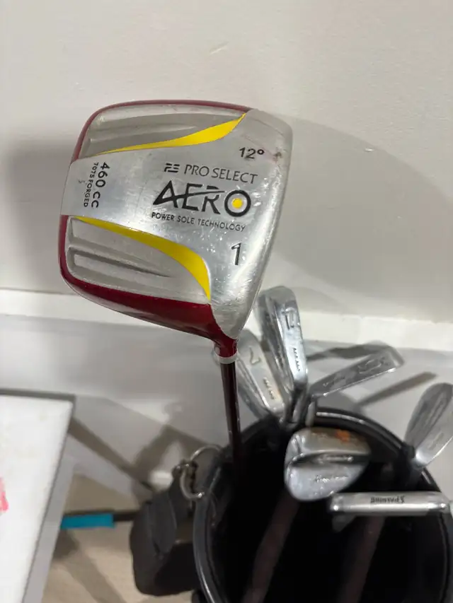 women’s right handed golf clubs and bag  in Golf in Guelph - Image 5