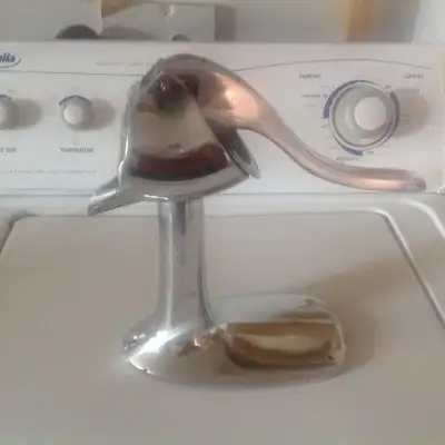 Presse-citron, presse-lime ou presse-agrumes. Manuel et fait en aluminium. Parfait pour faire du jus...