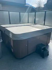 8' hot tub with cover and lift, works great!
