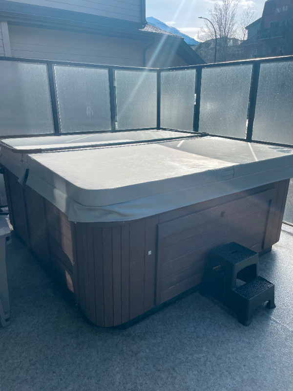 8' hot tub with cover and lift, works great! in Hot Tubs & Pools in Banff / Canmore