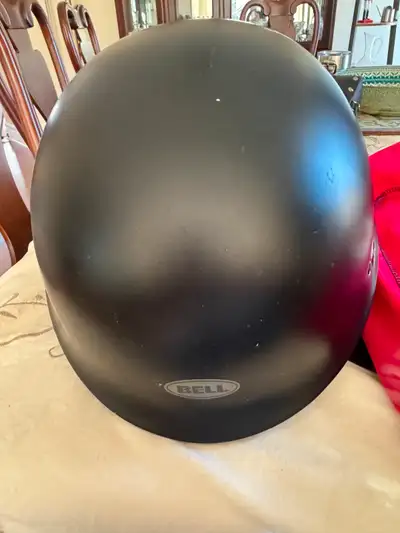 Bell Half Helmet size Medium. Excellent condition...Demi-casque Bell taille M. Excellent état.